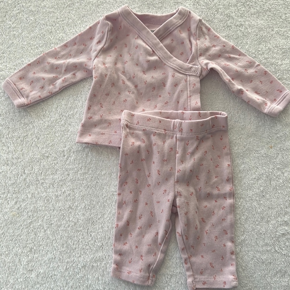 Carter’s 2 piece set. Brand new never worn.